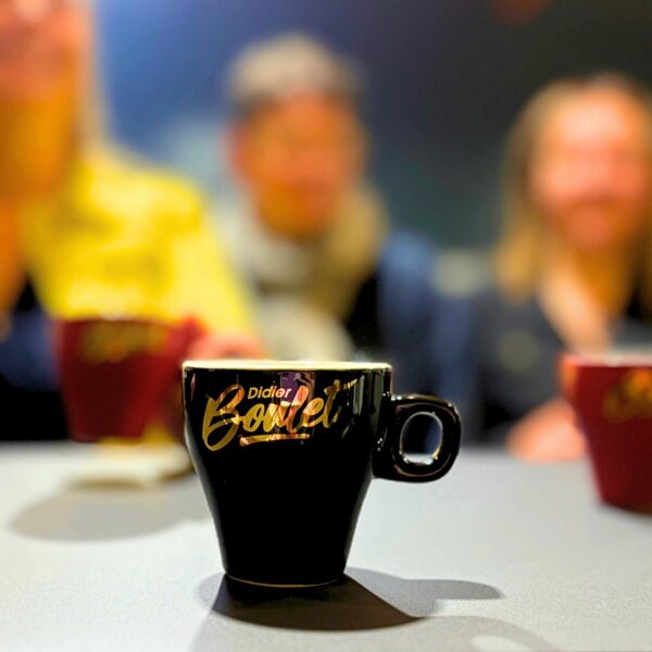 Groupe de personnes en dégustation de cafés.