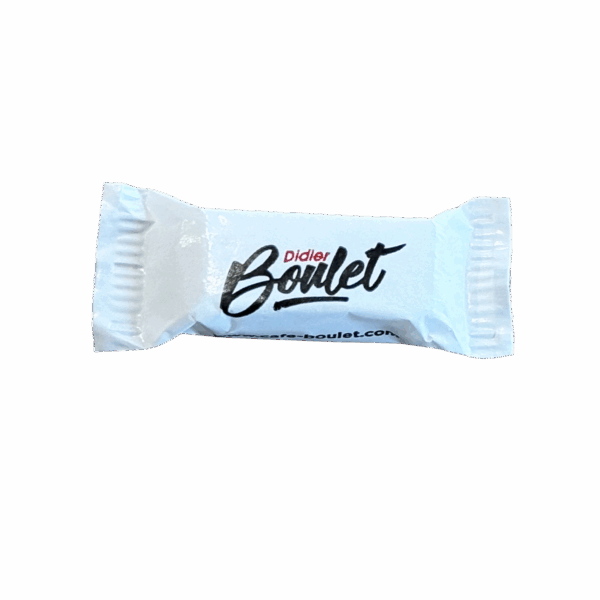 Sachet individuel contenant deux morceaux de sucre blanc.